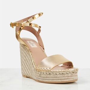 VALENTINO GARAVANI Rockstud metallic Gold leather wedge sandals size 41